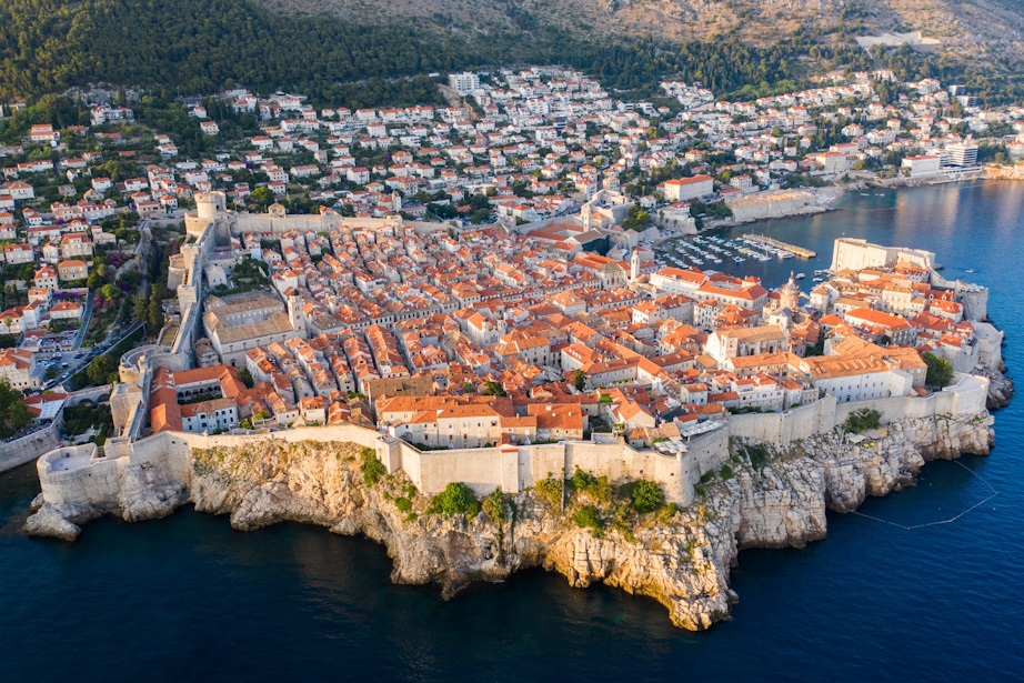 Drohnenaufnahme von Dubrovnik für Beitrag Glitzerndes Wasser und perfekte Strände