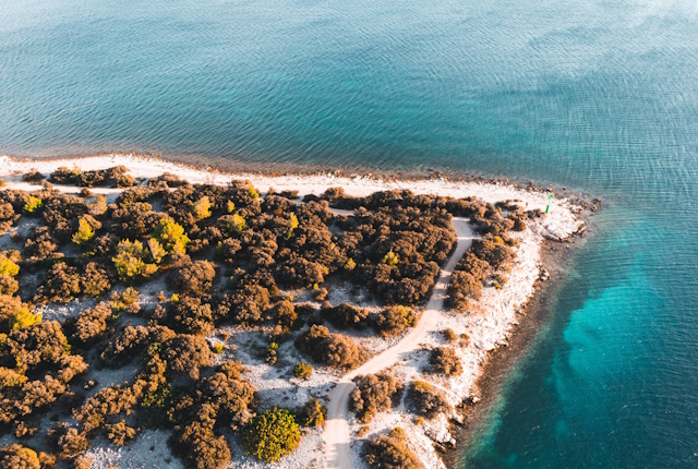 Drohnenaufnahme von Kroatischen Strand für Beitrag glitzerndes Wasser perfekte Strände