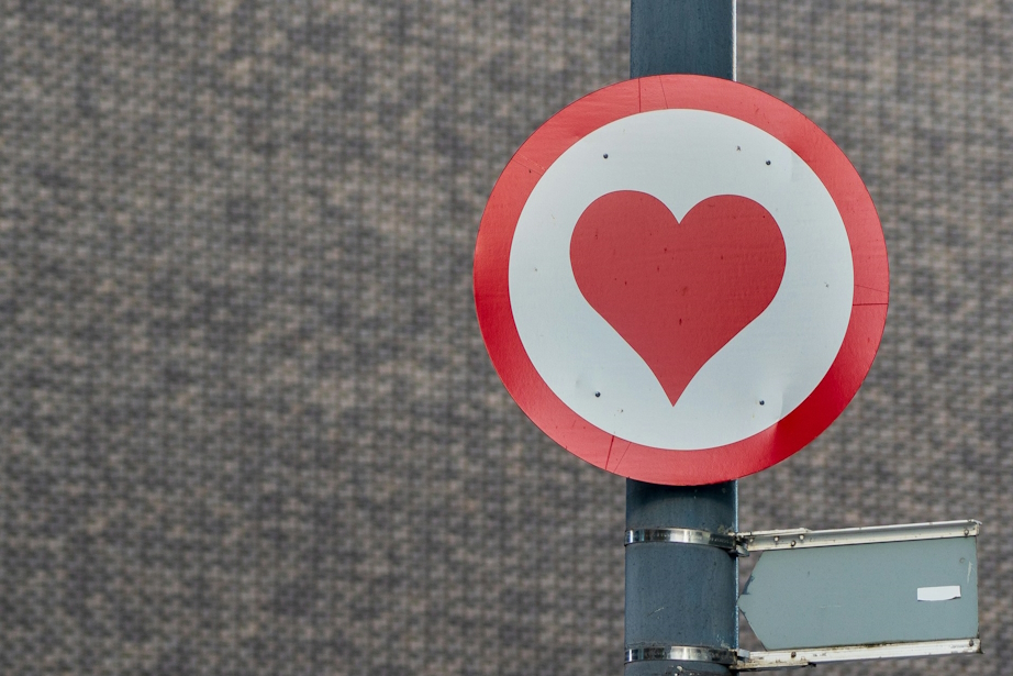 Bild von Straßenschild mit Herz-Aufdruck