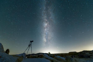 Bild einer Kamera die auf die Milchstraße zielt