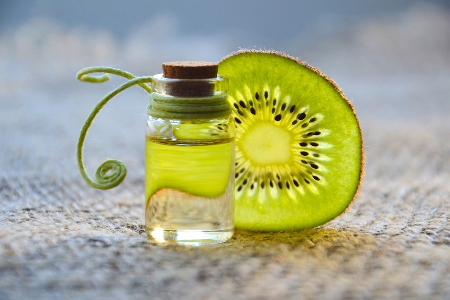 Bild von Naturkosmetik Fläschchen mit Kiwi im Hintergrund